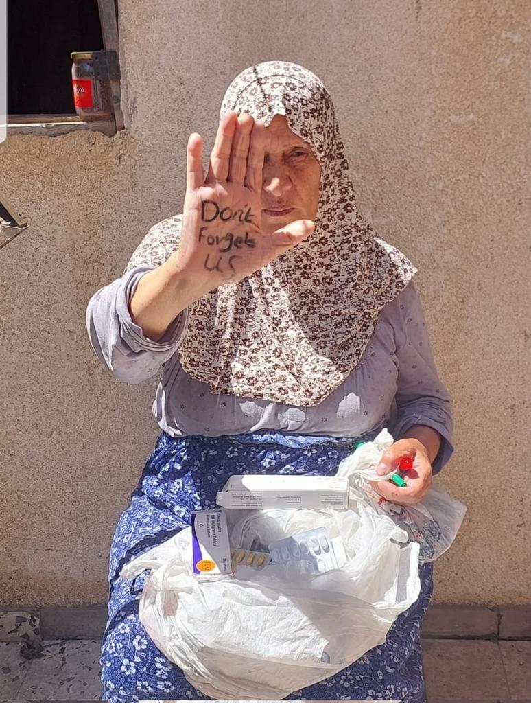 Nonoos84's tweet image. We only received $15! Please don't leave me to deal with this alone. My mom is in desperate need of treatment. I don't want to lose my mom. I don't have anyone else left.
My mother has cancer and is in dire need of treatment.
gofund.me/18c2d2f5