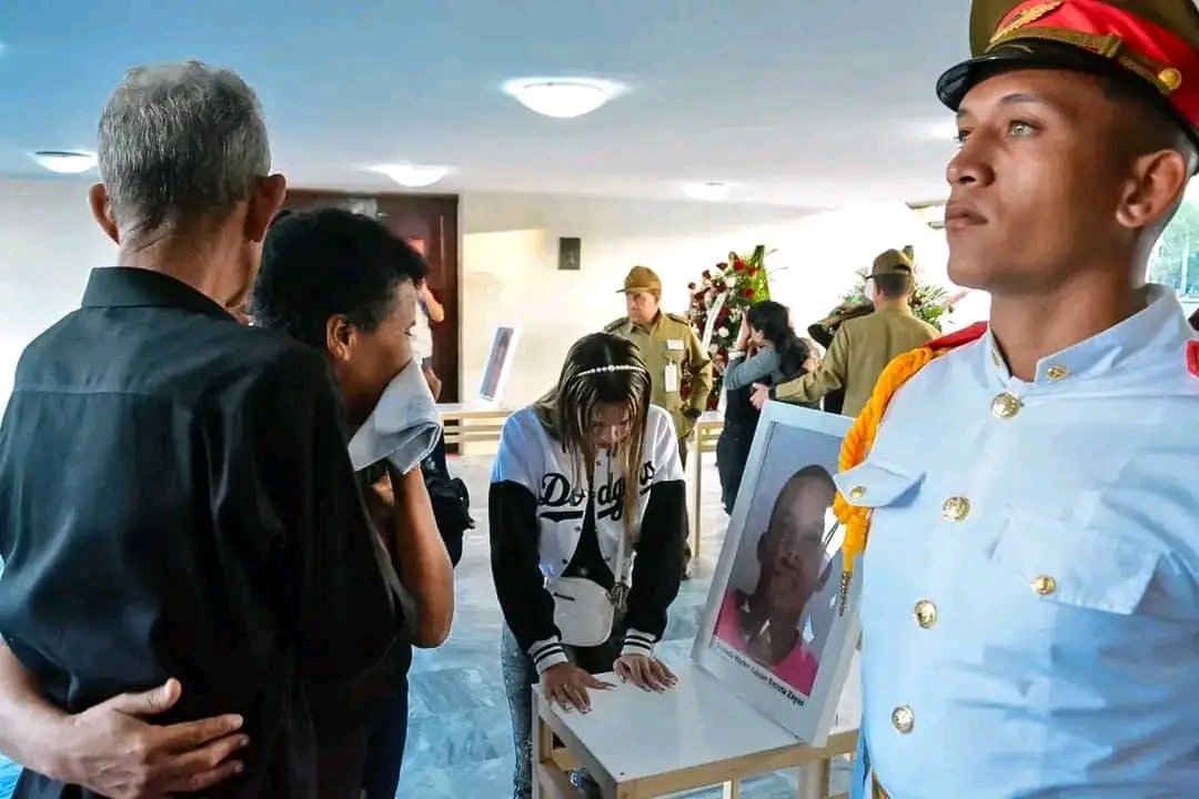 MMarreroCruz's tweet photo. En la Plaza de la Revolución "Mayor General Calixto García", participamos en ceremonia de homenaje póstumo a los 13 valientes compañeros fallecidos en el intento de sofocar el incendio en una obra que almacenaba material de guerra en la Región Militar de Holguín. 

#CubaHonra https://t.co/wHL51RSXVs