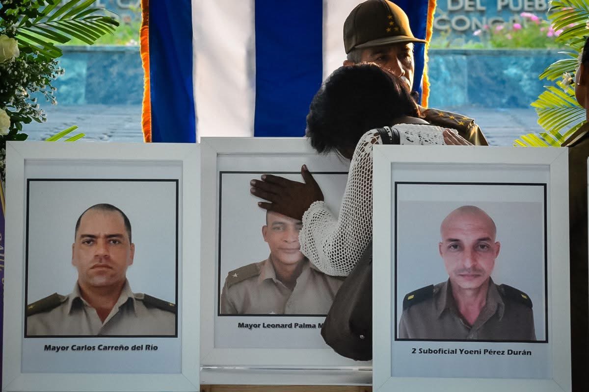 MMarreroCruz's tweet photo. En la Plaza de la Revolución "Mayor General Calixto García", participamos en ceremonia de homenaje póstumo a los 13 valientes compañeros fallecidos en el intento de sofocar el incendio en una obra que almacenaba material de guerra en la Región Militar de Holguín. 

#CubaHonra https://t.co/wHL51RSXVs