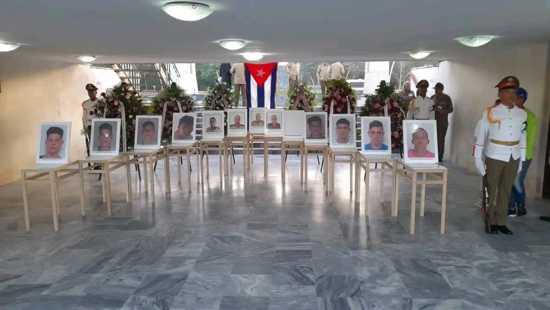 MMarreroCruz's tweet photo. En la Plaza de la Revolución "Mayor General Calixto García", participamos en ceremonia de homenaje póstumo a los 13 valientes compañeros fallecidos en el intento de sofocar el incendio en una obra que almacenaba material de guerra en la Región Militar de Holguín. 

#CubaHonra https://t.co/wHL51RSXVs