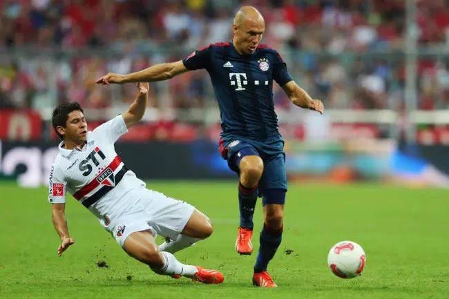 careca_spfc's tweet photo. @feitosafut Robben deixando Osvaldo no chão. https://t.co/Cws1gSKEJj