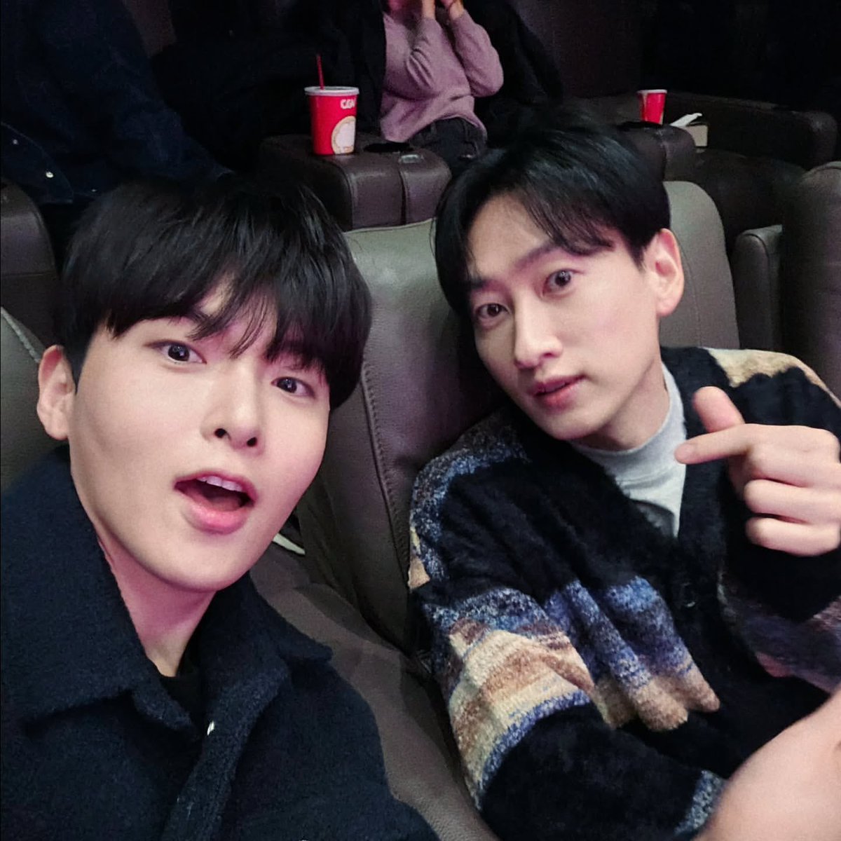 sj_love0's tweet image. super supportive 💙