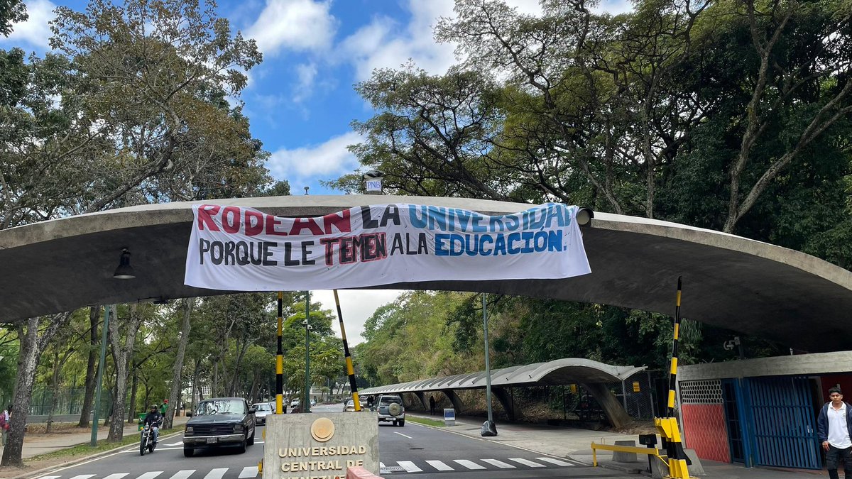 La UCV no es un campo de batalla. Por lo que hoy nos pronunciamos en rechazo al intento de intimidación policial en las entradas de nuestra casa de estudio