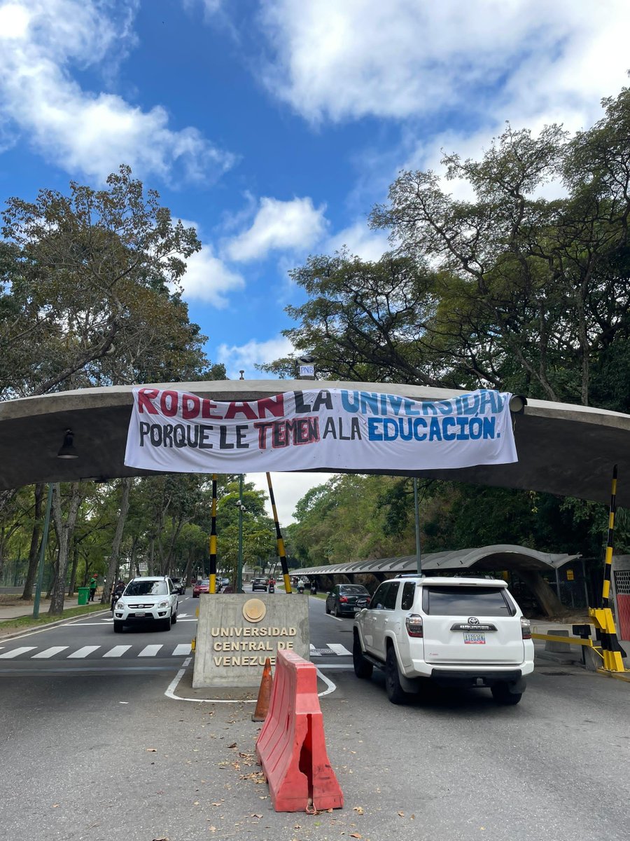 Mensaje colocado en la puerta Tamanaco de la UCV: 
"Rodean la Universidad porque le temen a la educación".