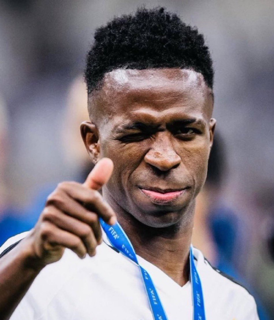 ElInmortal____'s tweet photo. A Mbappé no le exigen nada para alabarlo.

A Vinicius, que les ha dado todo, lo desprecian a la más mínima.

Mourinho tenía razón. El madridismo disfrazado existe. Y es un cáncer para la institución. https://t.co/AN8nOlIrjn