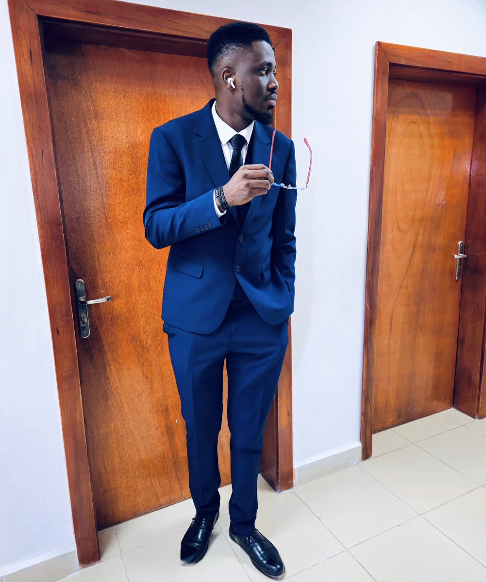 Osaveen's tweet photo. #FirstDayAtWork 2025 

👙&amp; 👞 @Nigsearchlight 
🕶️ @Ewa_oyin 
⌚️@OCharles0858419 https://t.co/cEwJEjdfe0