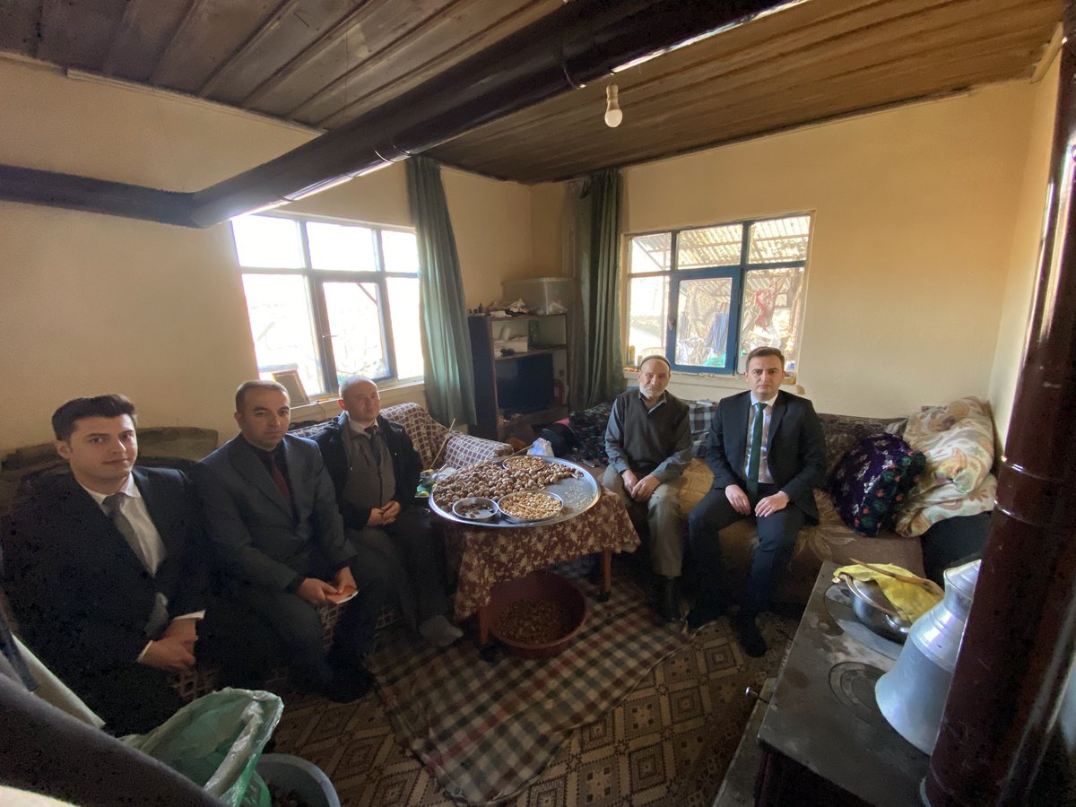 oguzlargovtr's tweet photo. Kaymakamımız Sn. Tayfun Yılmaz, Birlik Müdürü Sn. Ali Kıdak ve SYDV Personeli ile birlikte, İlçemizde ikamet eden yaşlılılarımıza hane ziyareti gerçekleştirdi. https://t.co/n9Iqq5xb46