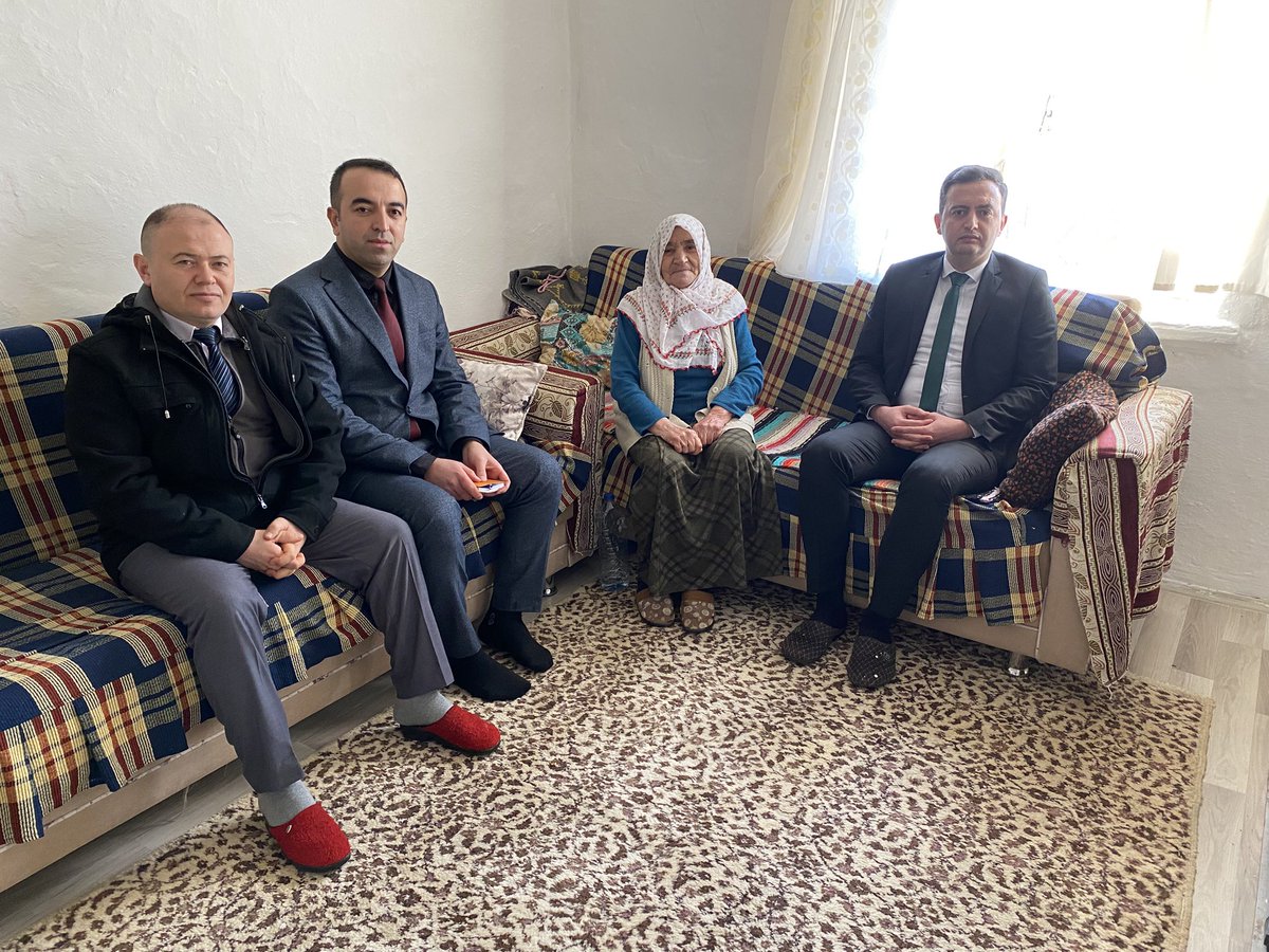 oguzlargovtr's tweet photo. Kaymakamımız Sn. Tayfun Yılmaz, Birlik Müdürü Sn. Ali Kıdak ve SYDV Personeli ile birlikte, İlçemizde ikamet eden yaşlılılarımıza hane ziyareti gerçekleştirdi. https://t.co/n9Iqq5xb46
