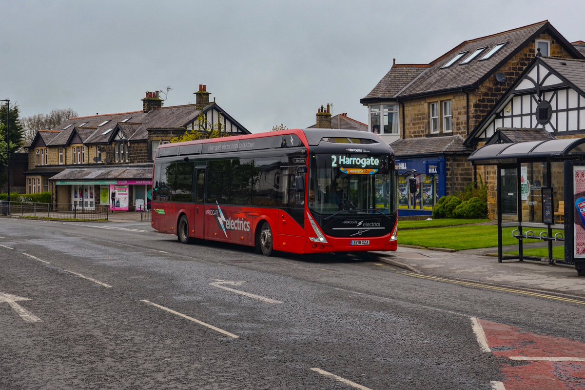 thomas_chaffaut's tweet photo. Harrogate : Un Volvo 7900E se promène dans les faubourgs. (22.04.2024)
#Harrogate #UnitedKingdom #HarrogateBusCompany #bus #electric #autobus #Volvo #VolvoBuses #7900E #ncity #busstop #sustainablebus #Transdev #Blazefield #transport #transit #öpnv https://t.co/ZAdxDIel1U