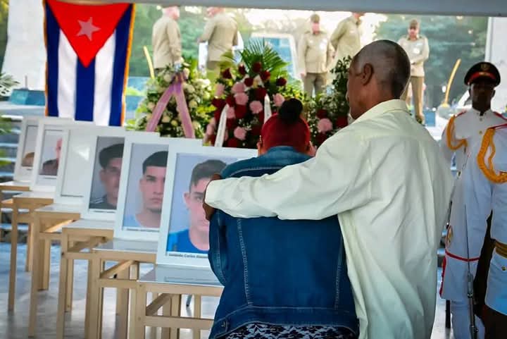 RolandoMatamor5's tweet photo. #CTLC_ESTE🇨🇺
Familiares de los 13 combatientes lamentablemente fallecidos en el siniestro ocurrido en la Unidad Militar de Melones, despiden a sus seres queridos, el pueblo de holguin se reune en la Plaza de la Revolución Calixto Garcia para rendir sentido homenaje a sus hijos https://t.co/fyX8Q0NLq0