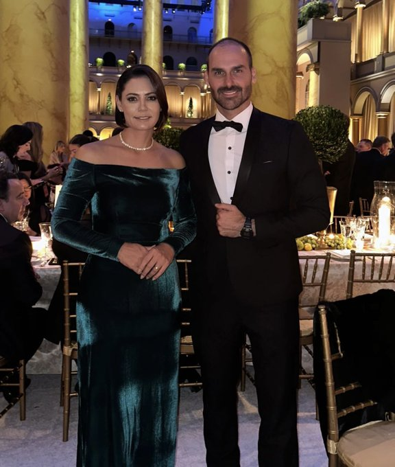 jlffilho's tweet photo. 🚨CASO DE POLíCIA - URGENTE: Eduardo Bolsonaro e Michelle Bolsonaro consegue entrar em evento do Donald Trump nos Estados Unidos com o convite falso!
kkkkkkk https://t.co/gSfRJhbP2e