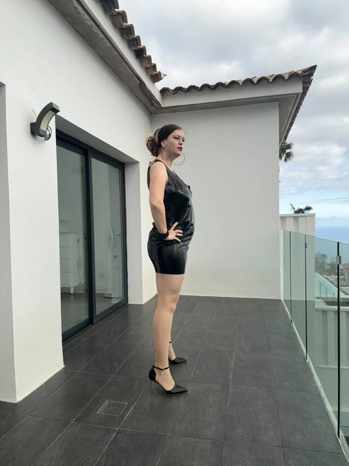 Lady Julina 🎀 - Wie ich auf dem Balkon stehe und zu meinem Volk spreche https://t.co/v3DlLQUoQ2