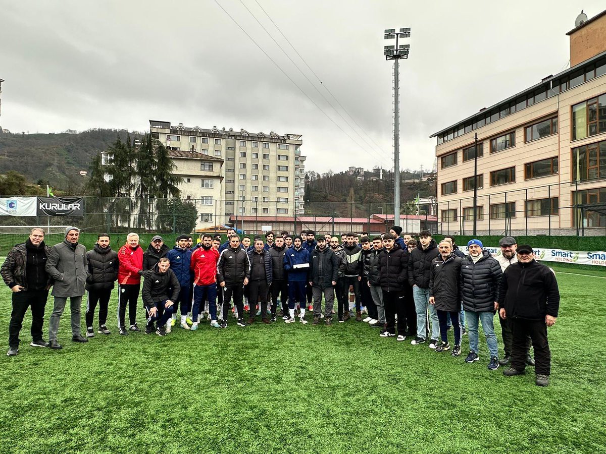Bu taraftar arkanızda her zaman!
Takımımızı Muğla maçı öncesi antrenmanda ziyaret ederek baklava ikramında bulunduk. İnanıyoruz, güveniyoruz. Bu yolun sonu şampiyonluk olacak!
