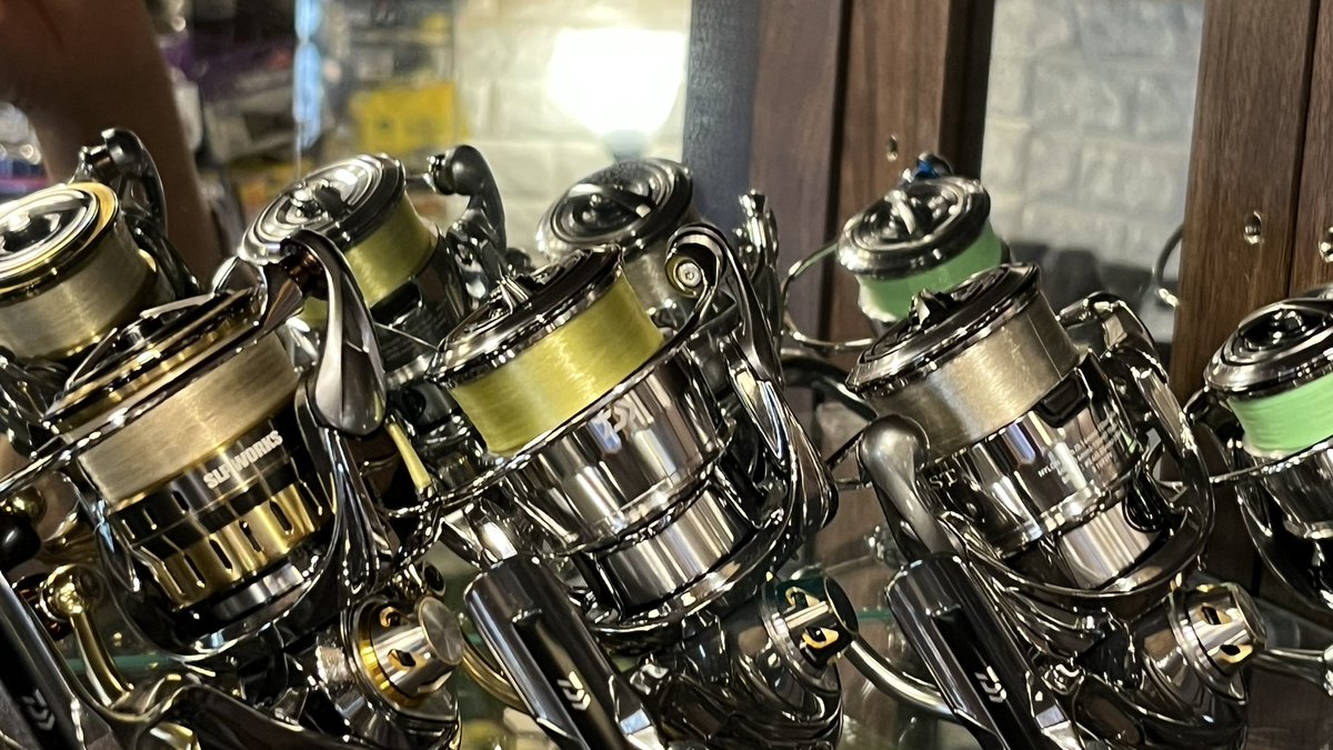 iosfactory's tweet image. ルビアスか？エアリティか？

Daiwaの金属ボディである24エアリティＳＴと樹脂ボディの25ルビアスＳＴはどちらが良いですか？と言う話題が今1番多い。確かに見た目も自重もたいして変わらなく、値段に開きがあるのだから無理もない。
一般的な付加価値としたら
気温変化によるボディの歪み等…