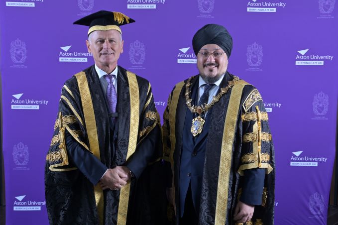 🤝Business leader Dr Jason Wouhra OBE officially becomes Aston University’s Chancellor 

🎓His installation was part of University’s 1st winter graduation, held in the city centre 

1⃣ He is the University's youngest Chancellor &amp; first of Asian heritage 
👉tinyurl.com/cpx7zr7e