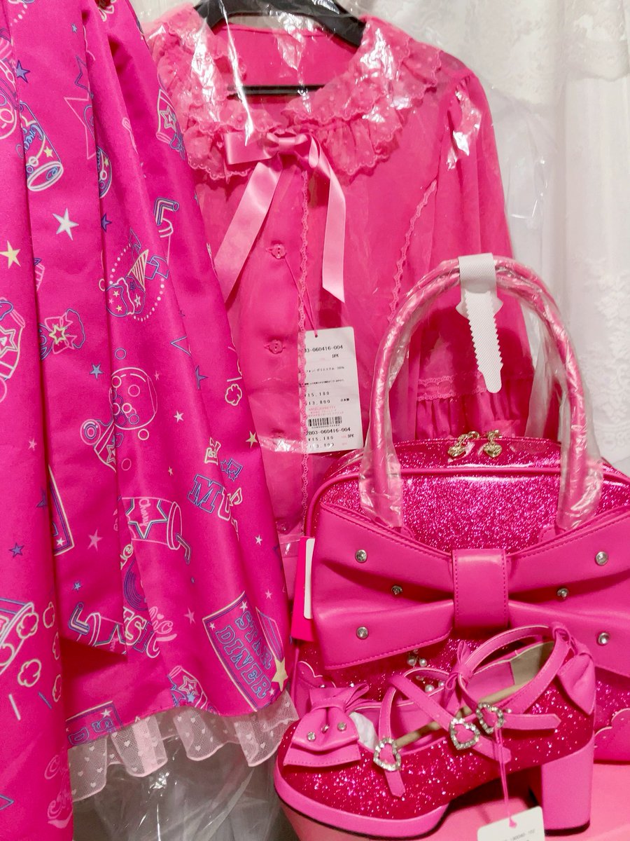 国内ロリィタブランドでも目が痛くなるほどのショッキングピンクの