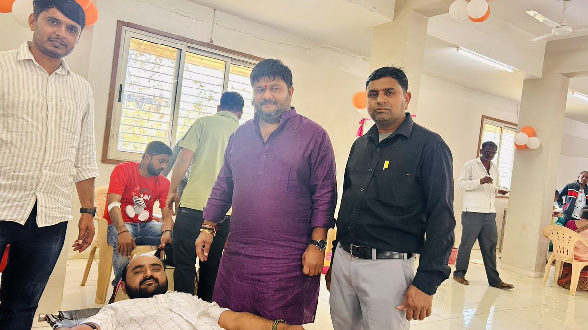 આંજણા ચૌધરી સમાજનું ગૌરવ માણસા પૂર્વ ધારાસભ્ય યુવાનોના હૃદય સમ્રાટ અને વિશ્વ આંજણા ધામના મંત્રી શ્રી અમિતભાઈ ચૌધરી (મોટાભાઈ)ને જન્મદિવસની ખુબ ખુબ શુભકામનાઓ આપ ઉત્તરોત્તર પ્રગતિના સોપાનો સર કરો એવી માં અર્બુદાને  પ્રાર્થના....👏

જન્મ દિવસ સાથે રક્તદાન કર્યું🩸💉🩸<a href="/Amitmansabjp/">Amit Chaudhary</a>