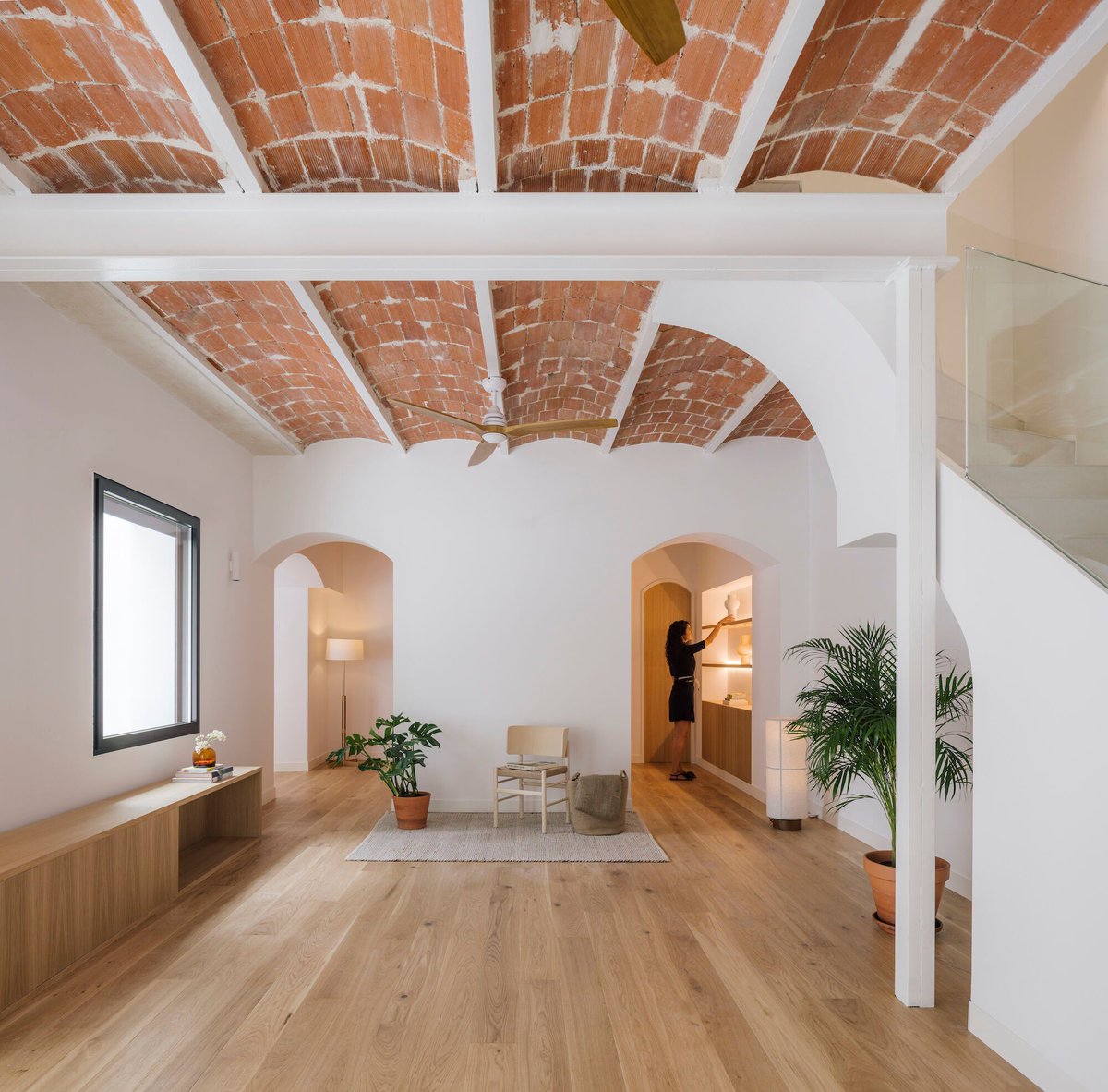 Archello's tweet photo. Casa Cientoonce by Zooco Estudio (@zoocoestudio) revives a 1920s Madrid home by stripping layers to expose original Catalan vaults and brickwork.
https://t.co/1az7SZe4L5
#ArchitecturalRestoration #MaterialAuthenticity #TimelessDesign https://t.co/5yFhr5Wx1b