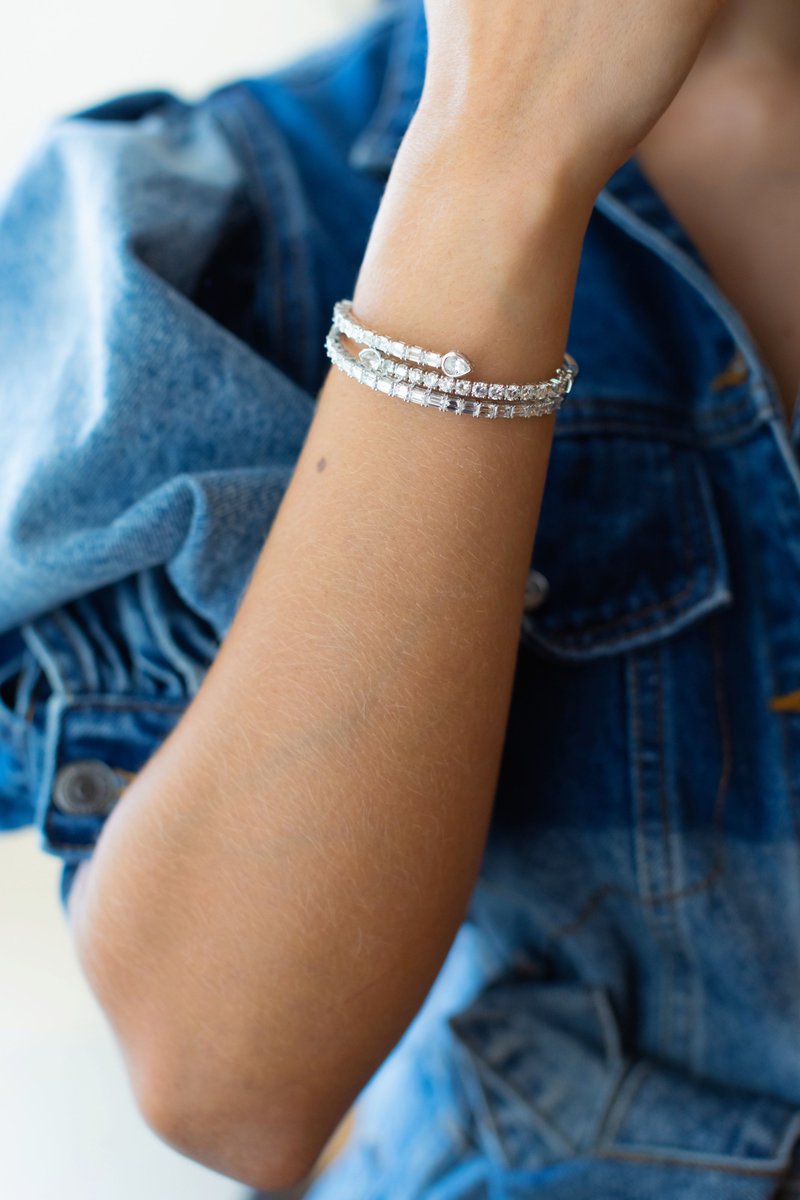 BuchwaldJeweler's tweet photo. Wrapped in Diamonds 💎 

#BuchwaldJewelers #MiamiJewelers #Jewelry #Seybold #GIA #GIAcertified #Diamonds #Miami #DowntownMiami #LuxuryBrand #Trendy #Fashion https://t.co/vWbsQauScs