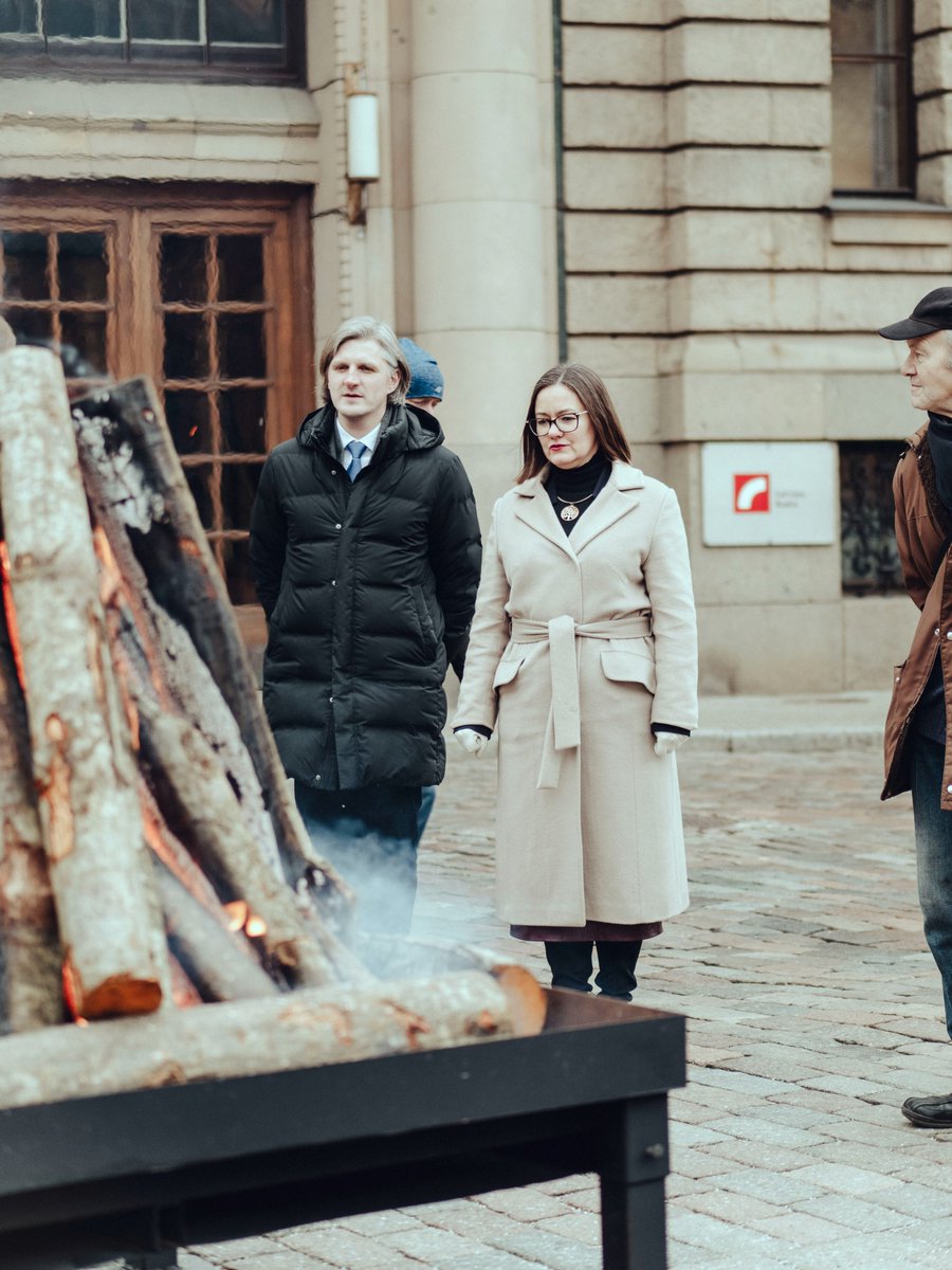 Šodien pieminam Barikāžu notikumus pirms 34 gadiem. Ceļā uz Brīvības pieminekli manas kolēģes dēls, 2.klases skolēns, stāstīja, kā viņi skolā mācījušies par Barikādēm. Un tiešām, jaunākajai paaudzei šie notikumi ir tikai teorija, dažas lapaspuses vēstures grāmatā. Tas ir mūsu