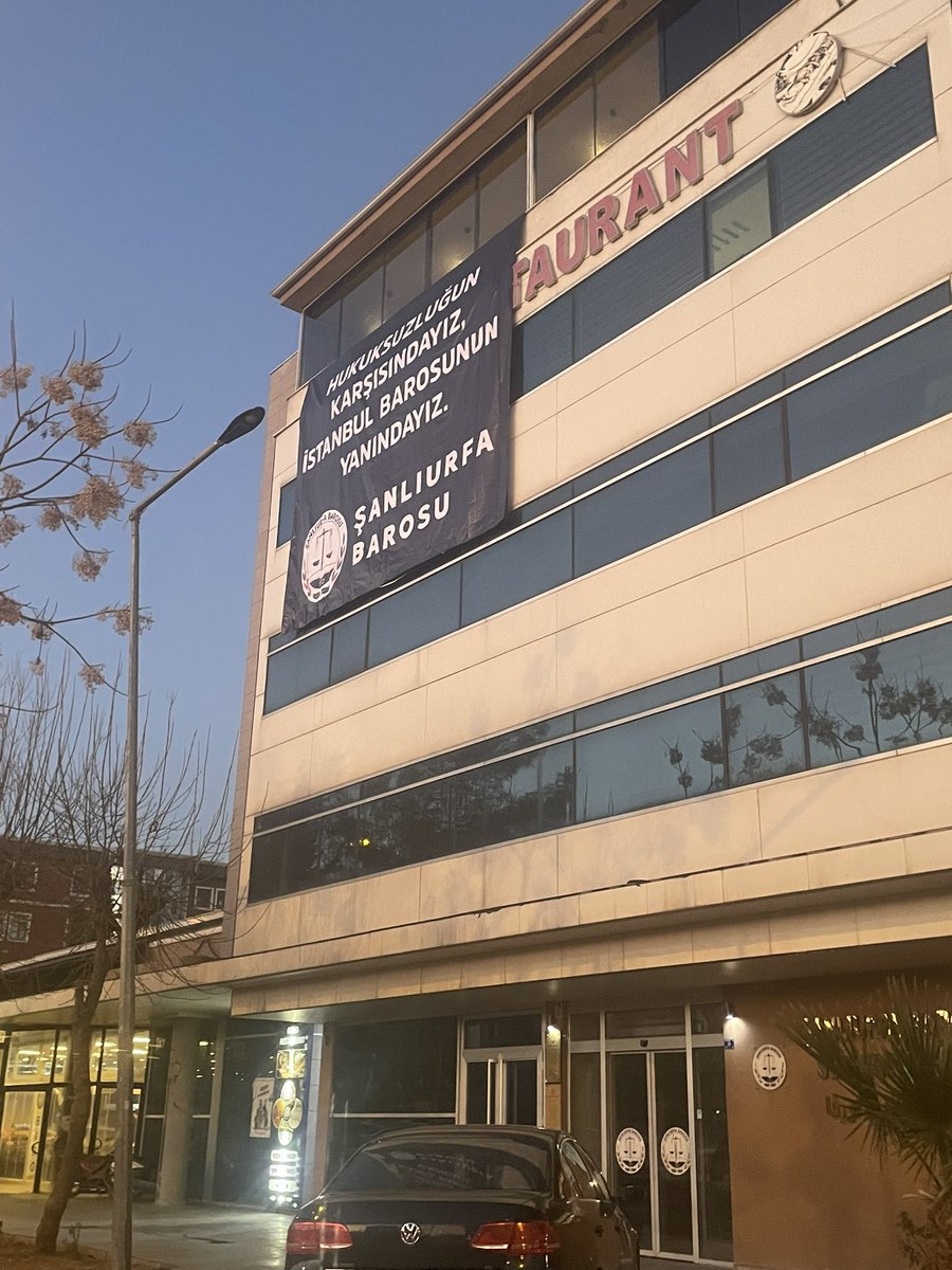 UrfaBarosu's tweet photo. HUKUKSUZLUĞUN KARŞISINDAYIZ, İSTANBUL BAROSUNUN YANINDAYIZ!
@istbarosu https://t.co/DYgg9kvmMp