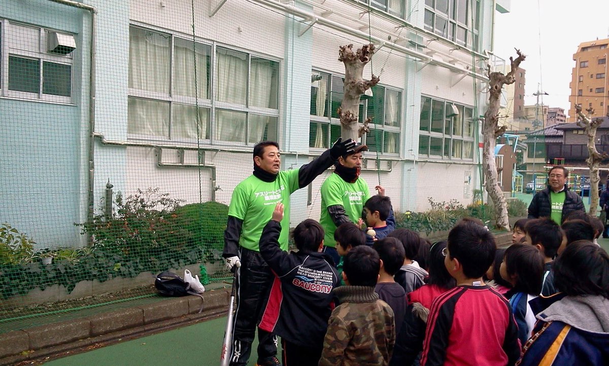 nufno9's tweet photo. 写真を整理してたら娘が小さい頃、地元の西小岩小学校に、元巨人の吉村さん、定岡さんが野球教室に来校しました。野球に興味の無い娘を無理やり参加させました⚾️
#巨人 #野球教室 #吉村禎章 #定岡正二 #巨人軍 https://t.co/GHy99dFPre