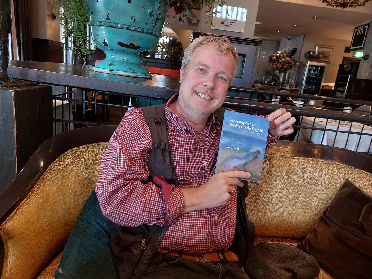 Onze auteur <a href="/jerovision/">Jeroen Dirk Rook</a> (Jeroen Rook) staat met zijn roman 'Flessenpost aan Hades en de Dagda' op de longlist van de Hans Vervoort-prijs ("voor verhalende proza van neerslachtige en toch opbeurende aard"). Proficiat Jeroen!