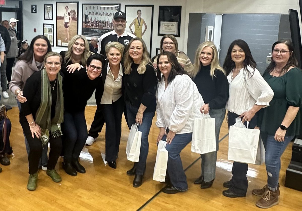 WhitakerJodie's tweet photo. What a wonderful night celebrating 40 years! 1985 was a special year! #austineagles
#gobigblack🖤🤍🦅 https://t.co/DxJ5GaVaKK