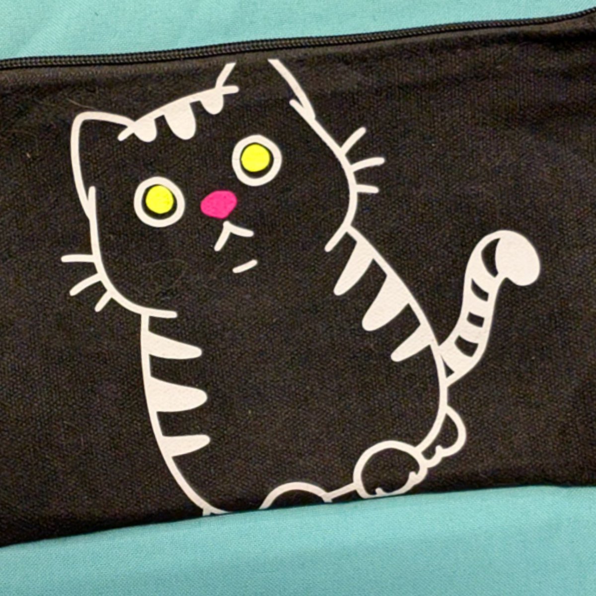 Für die letzte Con habe ich glow in the Dark Mäppchen gemacht. Jede ist ein bisschen anders.  Welche Motive würden euch gefallen? 

For the last con I made glow in the dark pouches. Each is a little different. What other designs would you like?

#plotter #rußbolde #cats #selfmade