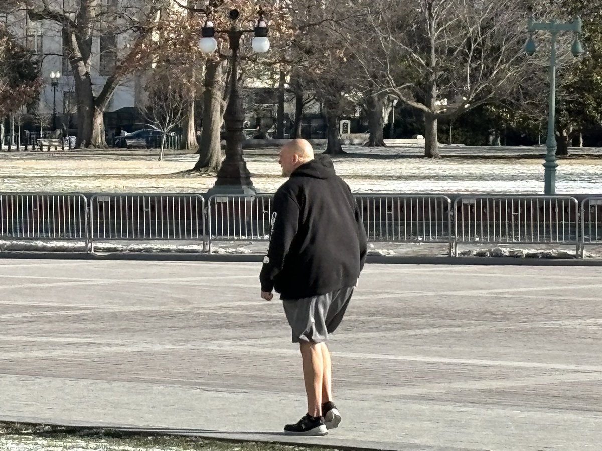 MacFarlaneNews's tweet photo. Wind chill in the teens… as Sen John Fetterman (D-PA) arrives at Capitol in shorts https://t.co/peq9DMXLpT
