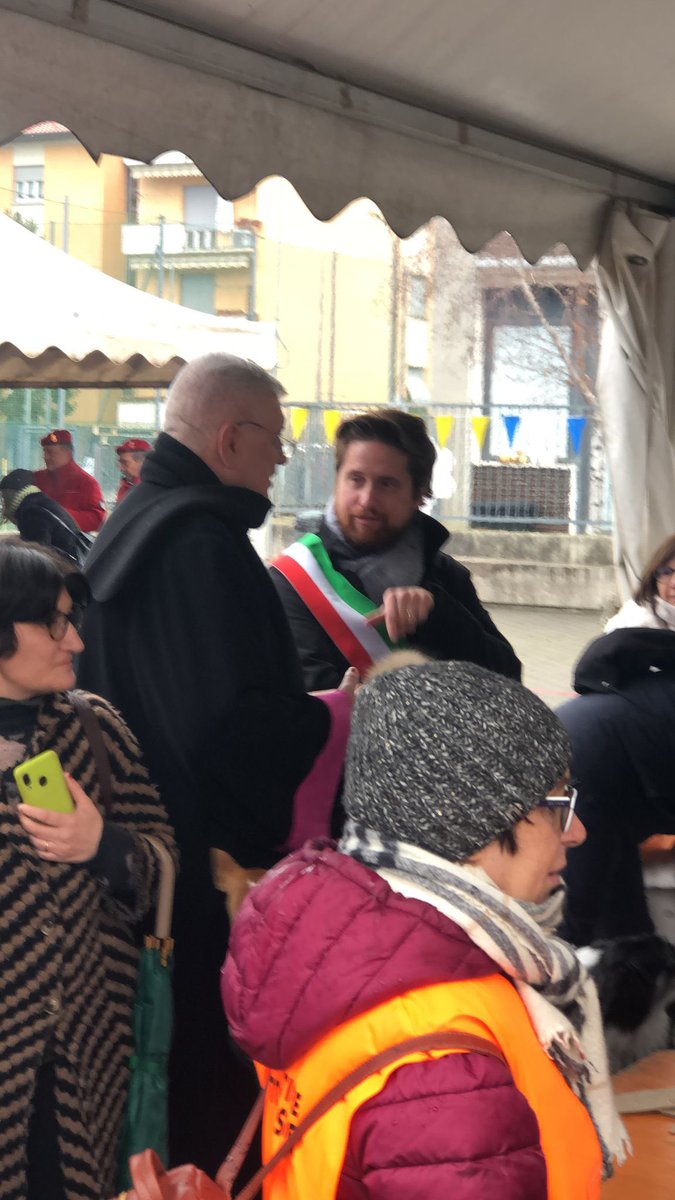 VLucisa3's tweet image. Ieri presenti alla Parrocchia del Lazzaretto a Seregno, per il consueto falò di Sant’Antonio. Molta l’affluenza dei parrocchiani con il Sindaco Alberto Rossi. 
#gruppomonzabrianza #cisom #ordinedimalta CISOM Corpo Italiano di Soccorso dell&apos;Ordine di Malta Raggruppamento Lombardia…