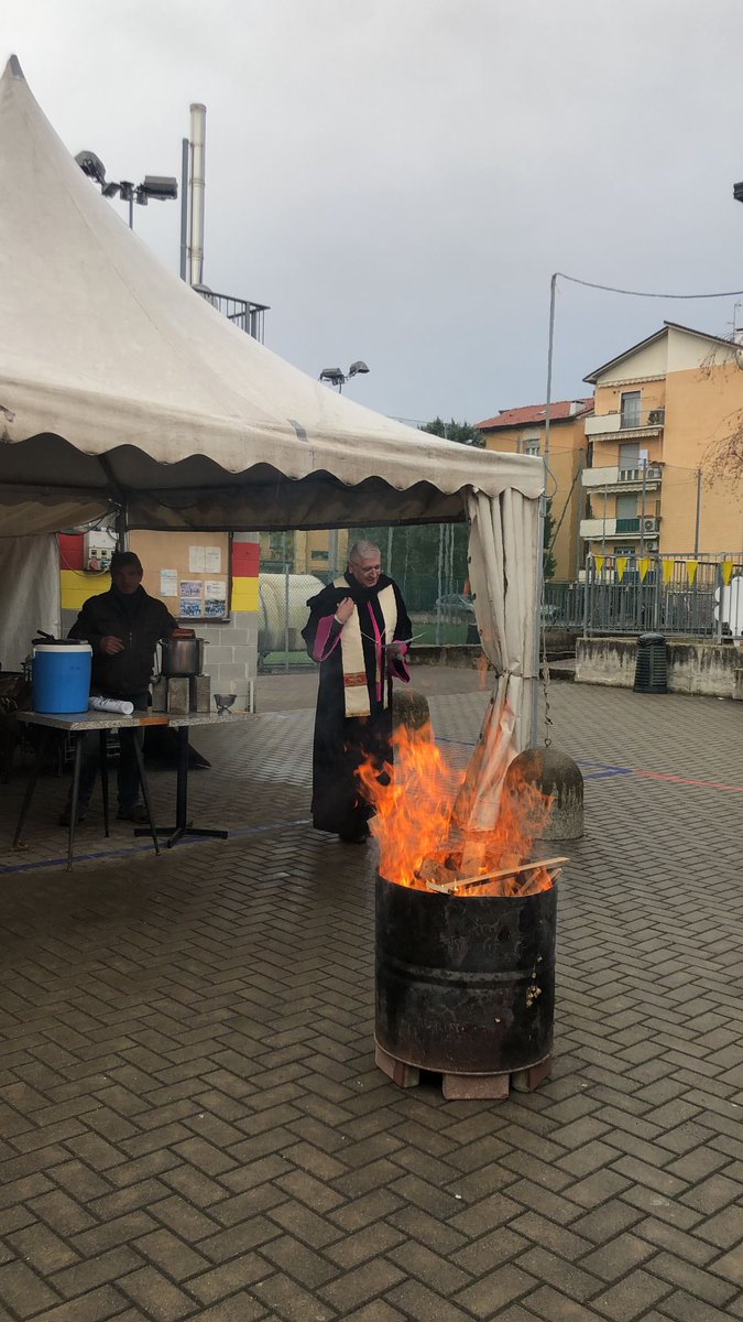 VLucisa3's tweet image. Ieri presenti alla Parrocchia del Lazzaretto a Seregno, per il consueto falò di Sant’Antonio. Molta l’affluenza dei parrocchiani con il Sindaco Alberto Rossi. 
#gruppomonzabrianza #cisom #ordinedimalta CISOM Corpo Italiano di Soccorso dell&apos;Ordine di Malta Raggruppamento Lombardia…