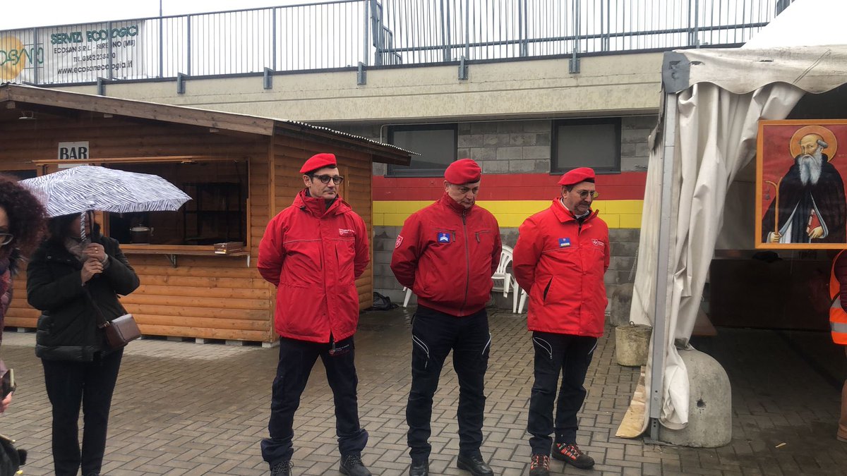 VLucisa3's tweet image. Ieri presenti alla Parrocchia del Lazzaretto a Seregno, per il consueto falò di Sant’Antonio. Molta l’affluenza dei parrocchiani con il Sindaco Alberto Rossi. 
#gruppomonzabrianza #cisom #ordinedimalta CISOM Corpo Italiano di Soccorso dell&apos;Ordine di Malta Raggruppamento Lombardia…