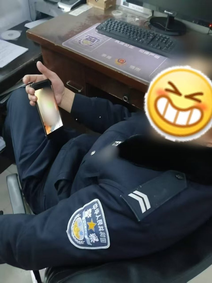 梦想照进现实系列：从昨晚就问爹今天怎么显摆。终于！之前拍的视频被爹拿给他的同事看了，也是之前小额贡过的一个同事🤣
被同事评价：真贱！
一看到自己的贱逼样被警爹们看到就兴奋的不行🤪我就是贱种，给爹上贡的傻逼畜牲！
#ATM奴 #上贡