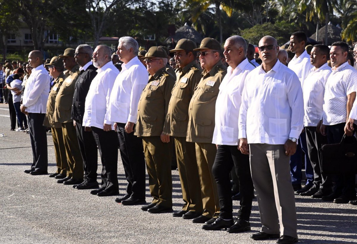 PresidenciaCuba's tweet photo. 📍| El Primer Secretario del Comité Central del Partido y Presidente de la República, @DiazCanelB, encabezó la ceremonia, signada por el dolor y el tributo del pueblo holguinero a sus hijos. https://t.co/ybzBjvbWD9