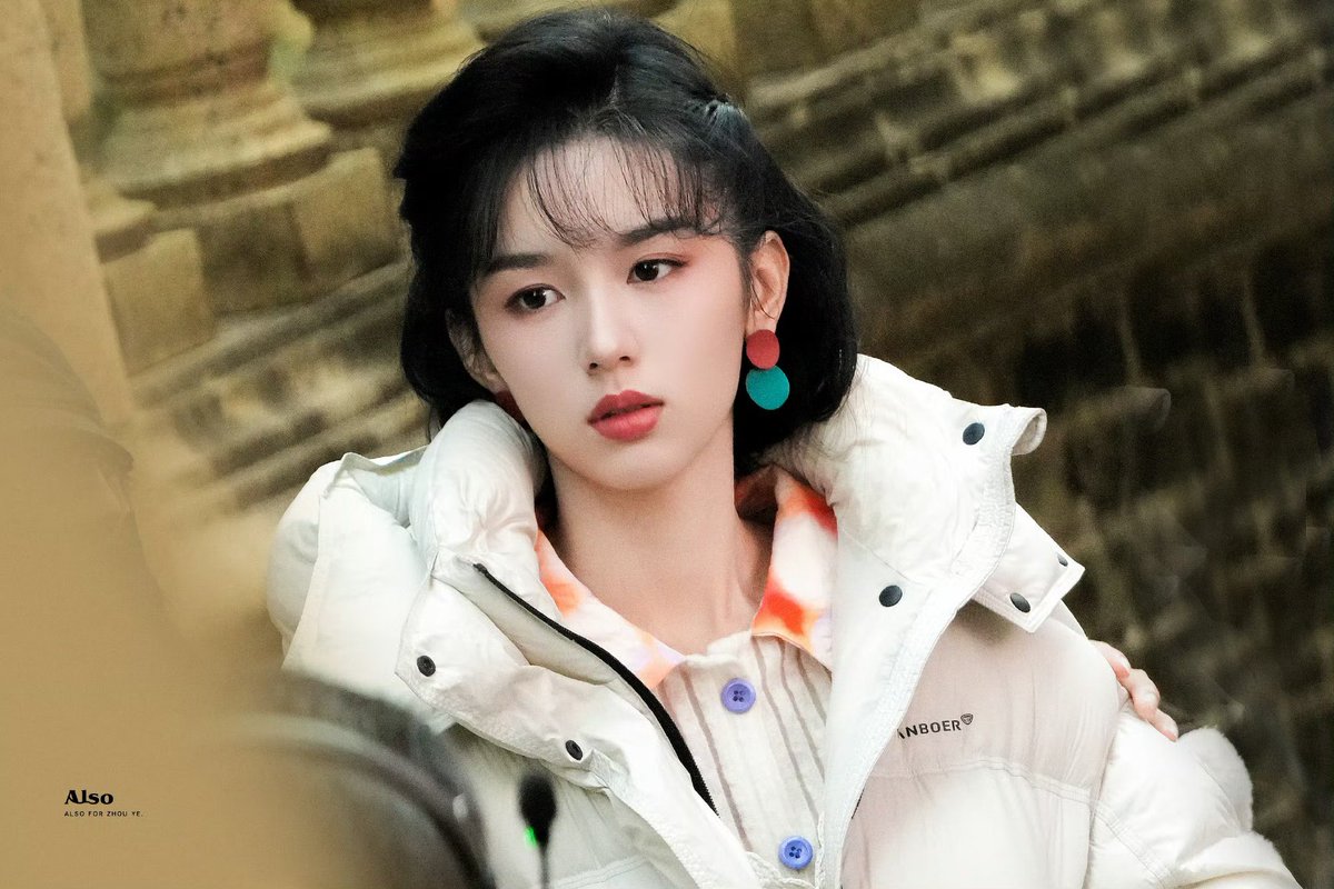 lzyeahh's tweet photo. xiaolan has so many looks that really appeal to me. I like her 80s ootd so much.
by. also_周也 🫚
#周也 #ZhouYe #DreamOfGoldenYears #周也你好1983 #hereIcome1983 https://t.co/sJZSS4PEW4