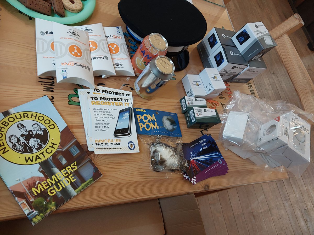 CoventryCityWMP's tweet photo. Pcso Ellis is at St Anne's Church to offer crime prevention advice and a friendly ear for any concerns. Pop along for a biscuits and a cuppa
#cuppawithacopper
#neighbourhoodpolicing https://t.co/PchKgsbUyE