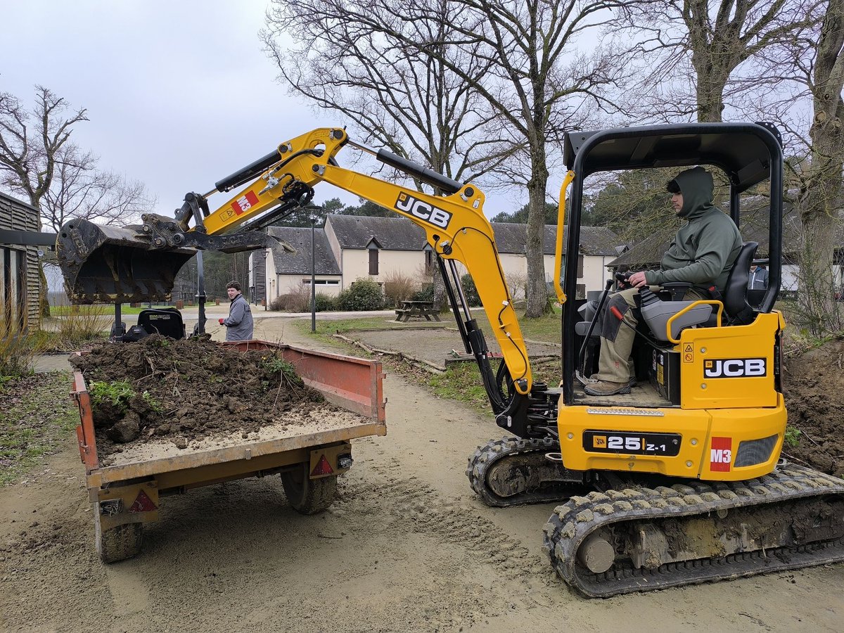 eplsaintaubin's tweet image. Aujourd'hui tp terrassement avec les CAPa 2 🚜🌱👷‍♂️

#Terrassement #CAPa2 #TravauxPratiques #FormationProfessionnelle #Agriculture #Éducation #Apprentissage #Chantier #Nature #Étudiants