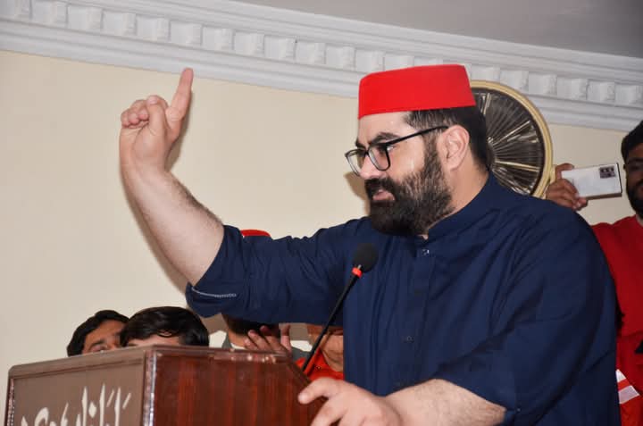 Shahidahoti's tweet photo. عوامی نیشنل پارٹی کے زيراہتمام فخر افغان باچا خان کی 37ویں اور قائد جمہوریت خان عبدالولی خان کی 19ویں برسی، باچا خان مرکز پشاور میں منعقدہ افتتاحی تقریب سے مرکزی صدر ایمل ولی خان خطاب کررہے ہیں۔ 
سابقه ایم پی اے شاهده وحید خان هوتی بهی موجود 
#BachaKhanMonth2025 https://t.co/4za9bLo7Th