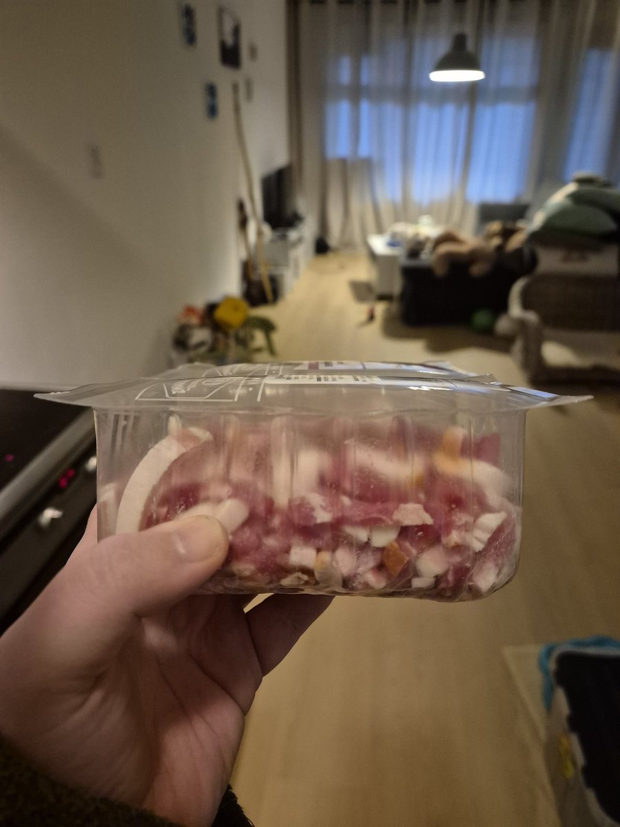 Retarded_Wolf's tweet photo. @LidlNederland deze spekreepjes zouden nog ruim een maand houdbaar moeten zijn, maar de verpakking staat al helemaal bol. Is het nog wel verantwoord om dat te eten? https://t.co/Yp081XdtVG
