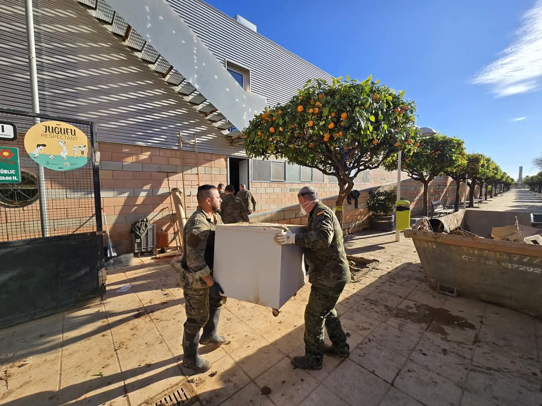 FUTER_ET's tweet photo. Los #militares de las #FAMET #DIVSM han ayudado en la limpieza del parking de la plaza mayor y en el almacén de la piscina municipal de #Catarroja.
Entre todos, la vuelta a la normalidad será posible.
#TodosConValencia
#SomostuEjercito https://t.co/16MfhtqAmx