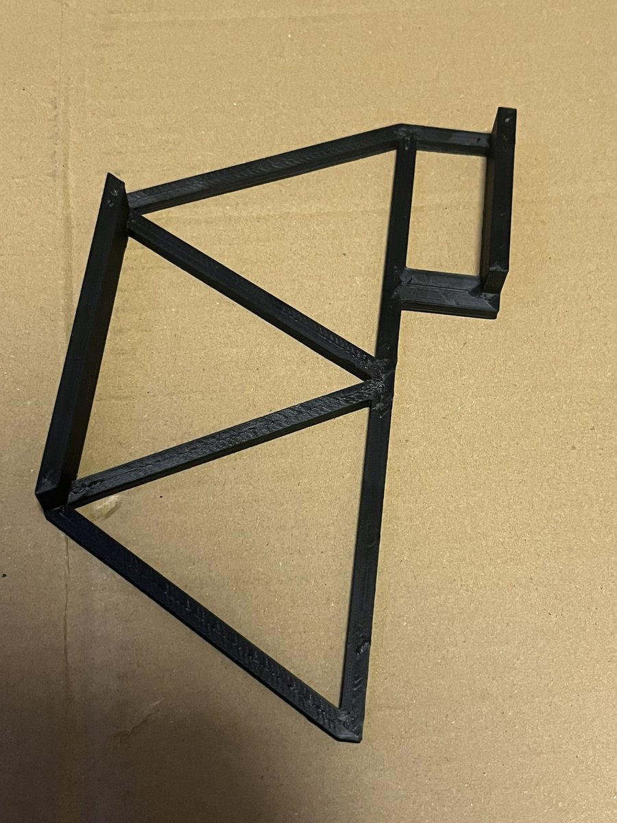 newbie_3dp's tweet photo. グラボステー良い感じのが見付からなかったので、センス無いなりに3Dプリンターで作ってみた

表面ガタガタなのだけ不満、、、 https://t.co/zDMf11lLCU