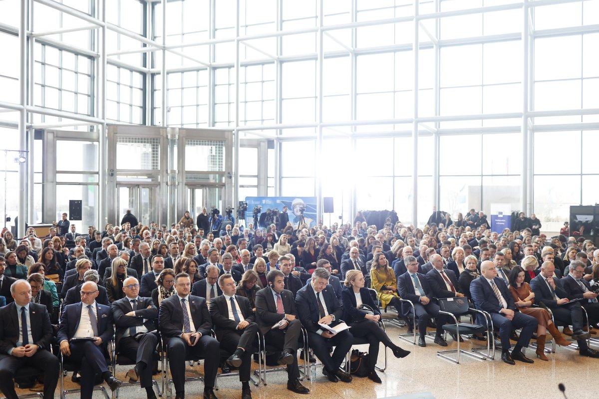 EK_Hrvatska's tweet photo. @AndrejPlenkovic @EU_Commission @RaffaeleFitto @SimeErlic @VladaRH @zrinkaujevic @AndreaCovic @ecfin Panel o zelenoj tranziciji i konkurentnosti 🇭🇷 poduzeća okupio je:
👉Declan Costello DDG @ecfin
👉Vedran Špehar DT #MINGO
👉Luka Jukić #TEDING
Raspravljalo se o održivosti, inovacijama i rastu u zelenom gospodarstvu.
#NextGenEU https://t.co/rLvbEpcERy
