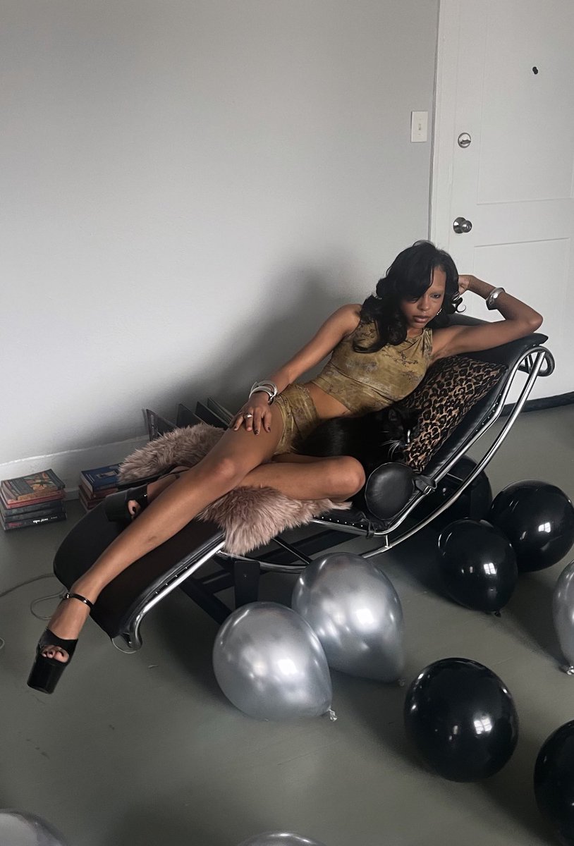 s3xsymbol_'s tweet photo. i’m so hot https://t.co/5b1l6igmHW