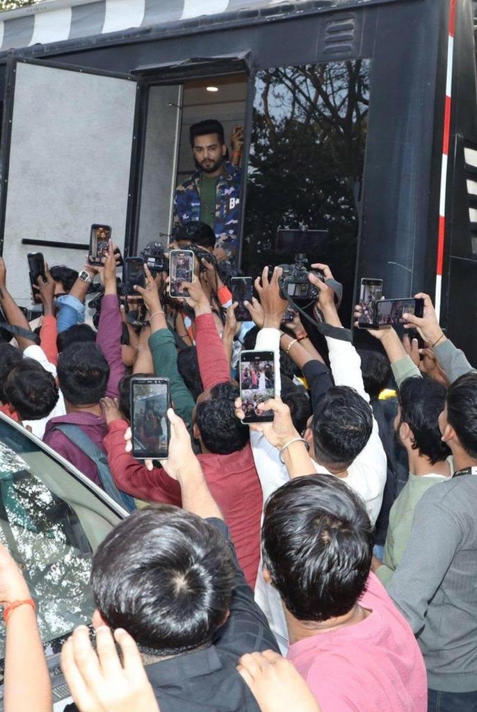 imjeevanjha's tweet photo. Hum khud media hai ~ #ElvishYadav  aukat anusar baate kiya kro media walo

PAID MEDIA KA BAAP ELVISH

CATCH RAJAT INSTA LIVE https://t.co/EFMmb4B7BP