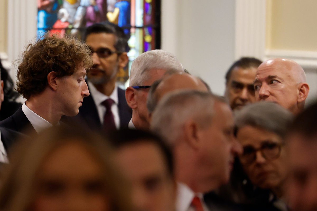 bonsoir_ue's tweet photo. Mark Zuckerberg (Meta), Sundar Pichai (Google), Tim Cook (Apple), et Jeff Bezos (Amazon) ont été aperçus à la cérémonie religieuse précédent l'investiture du Président Trump. https://t.co/3NJ4theNyU