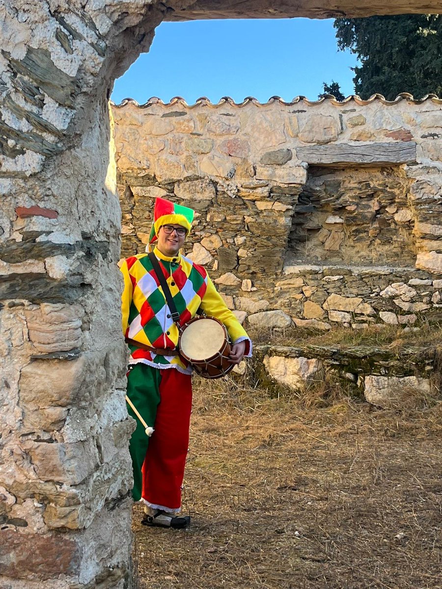 ricabordeta's tweet photo. Botarga limosnera, la de San Sebastián, de Valdepeñas de la Sierra. Acompañada de su inseparable tambor, que salía la víspera y el propio día de San Sebastián. Salía desde la propia ermita del santo, hoy ruinas consolidadas. ¡Folklore y raigambre, de la Provincia de Guadalajara!. https://t.co/9nsjgISgkz