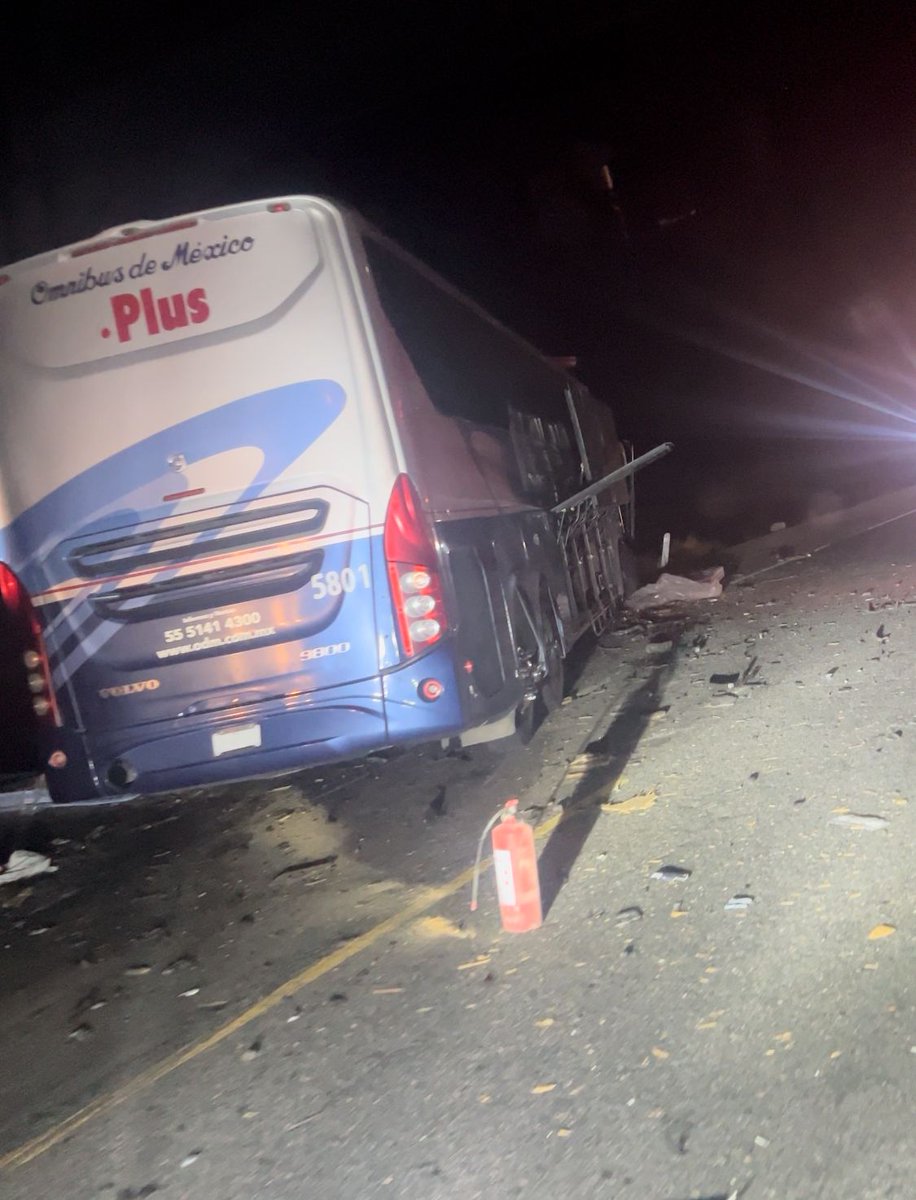 TrianguloRojo01's tweet photo. 🚨🚧🚨🚧🚨

Durante las primeras horas de este dia se registro fuerte accidente entre unidad de carga y autobús de pasajeros sobre la carretera San Luis Río Colorado-Sonoyta a la altura del kilómetro 84, en el estado de Sonora. https://t.co/x8EQS3IBDH