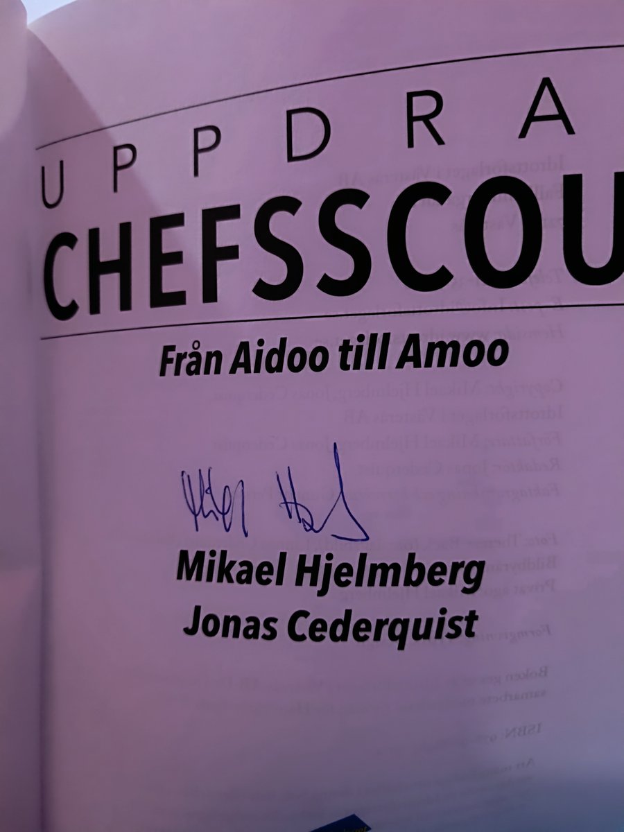 Under ett myggnät i norra delen av Thailand är det dags att börja beta av reselektyren. Det har man sett fram emot! Till och med en autograf av <a href="/mikaelhjelmberg/">Mikael Hjelmberg 💚🤍⚽️</a> . Äkta?