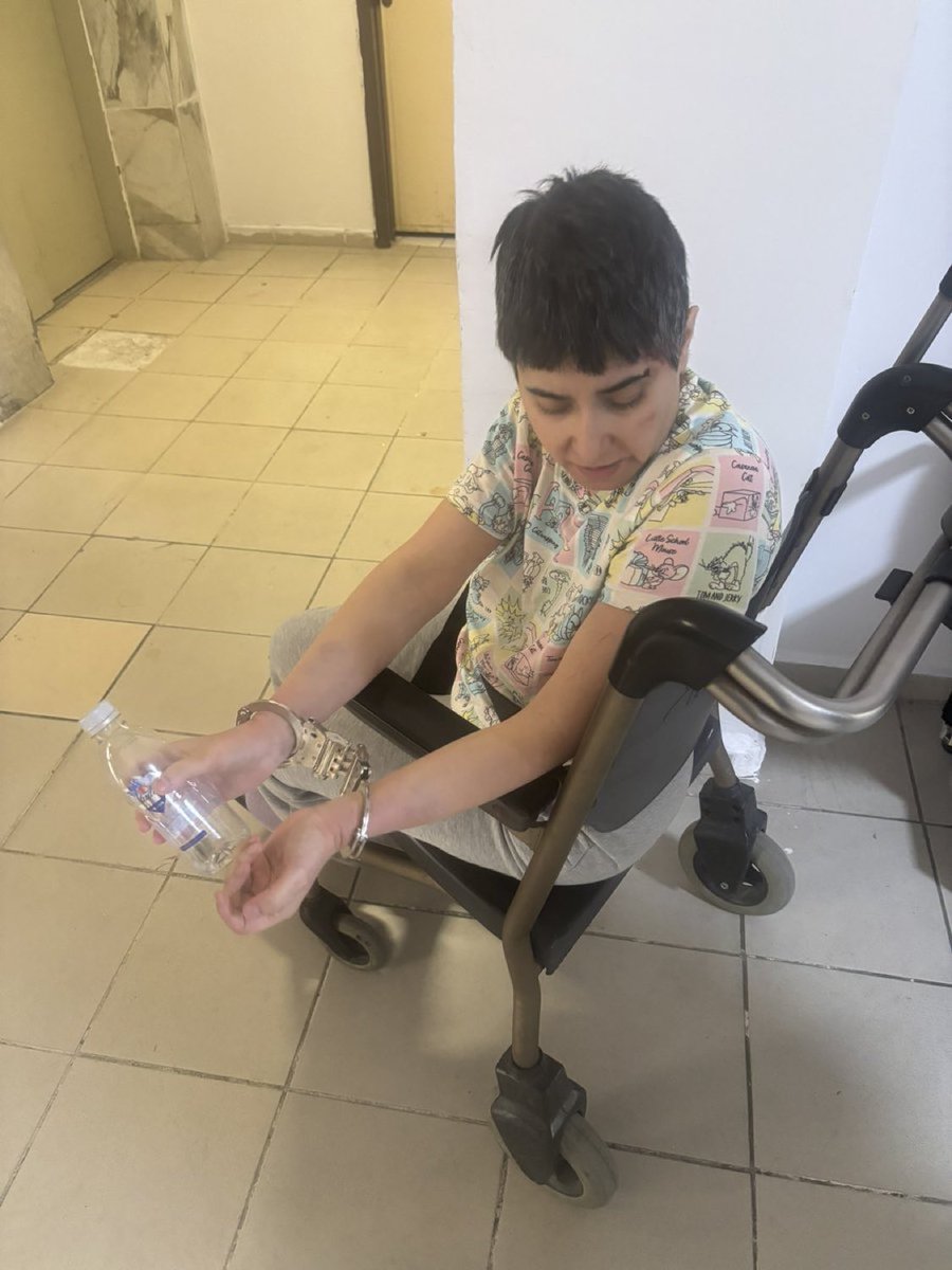 Şu kelepçenin dünün, bugünün ve yarının istismar edilmiş ve edilecek kız çocuklarına takıldığını görün artık.

#DilekEkmekçiyeÖzgürlük